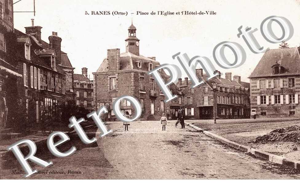place de l'eglise et l'hotel de ville