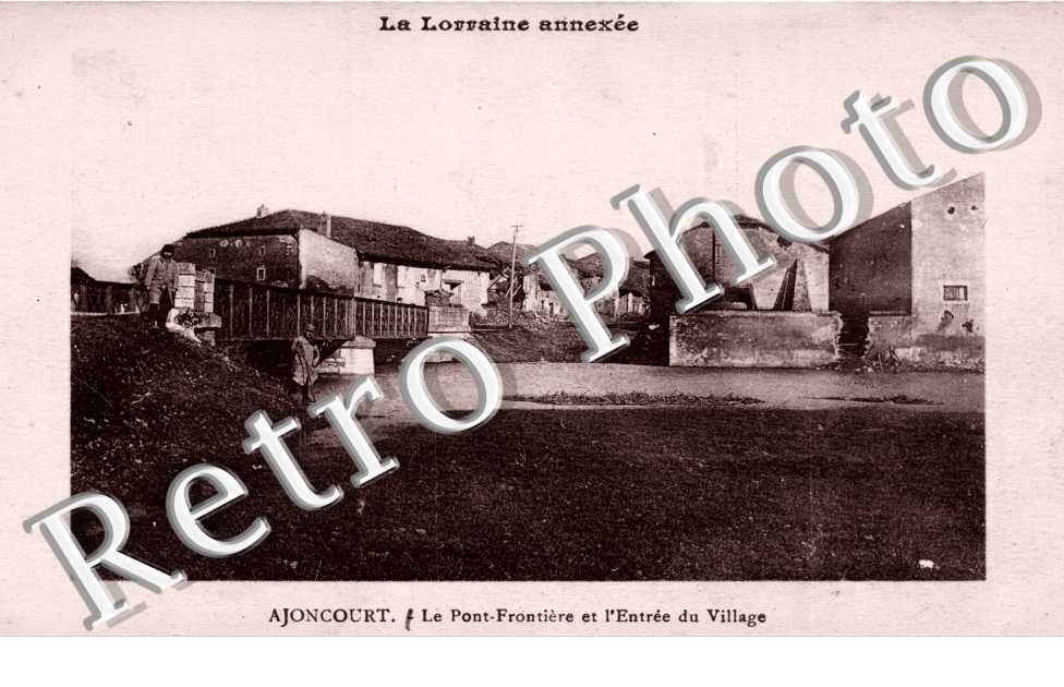 le pont-frontiere et l'entree du village