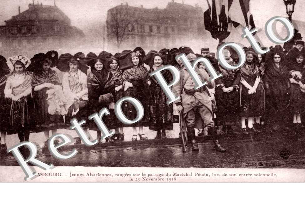 Jeunes alsaciennes rengees sur le passage du marechal petain