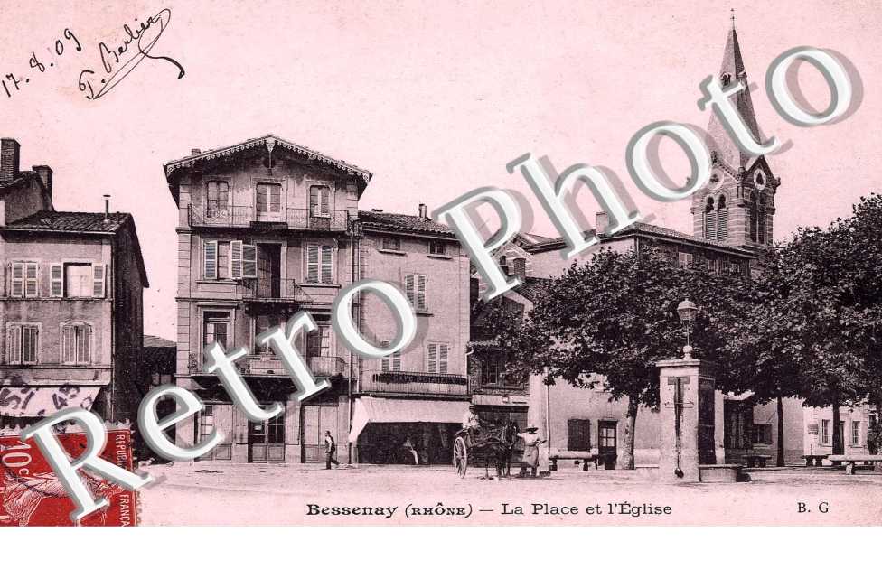 la place et l'eglise
