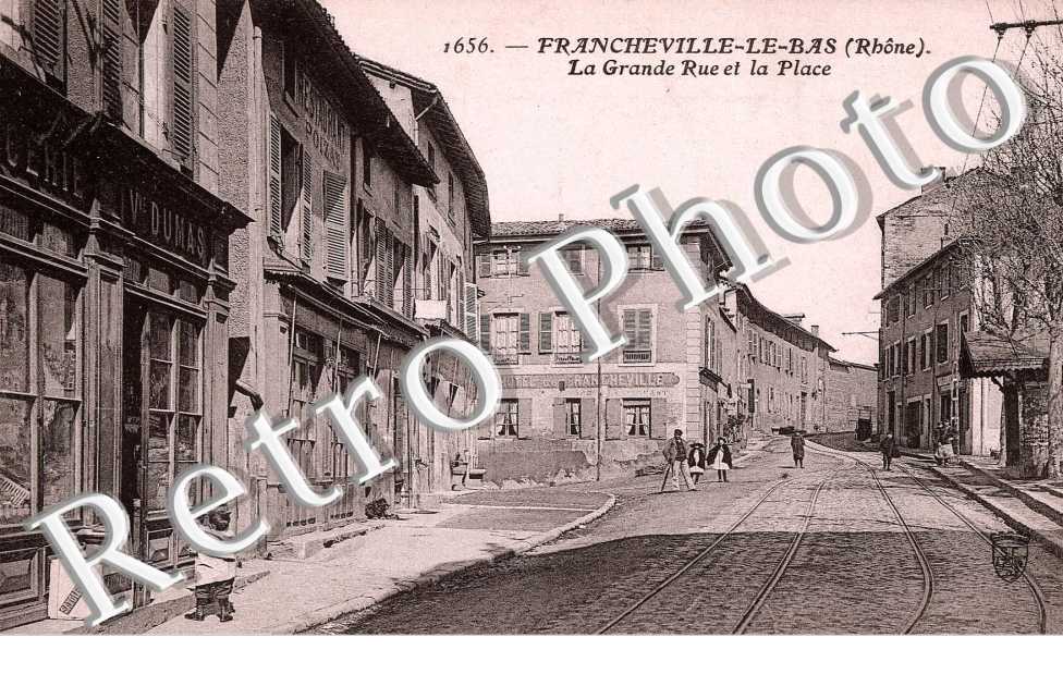 La grande rue et la place