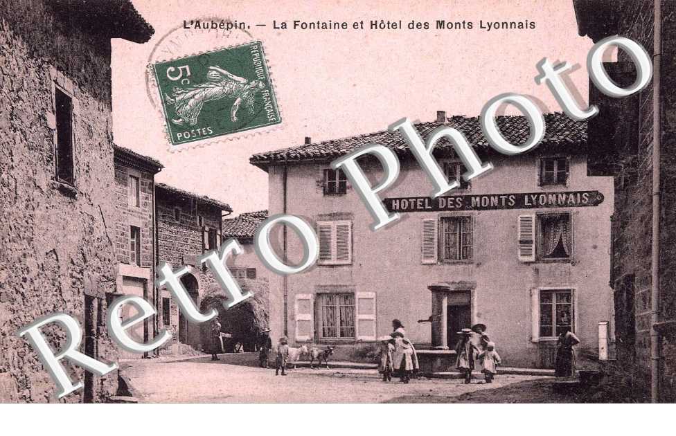La fontaine et hotel des Monts Lyonnais