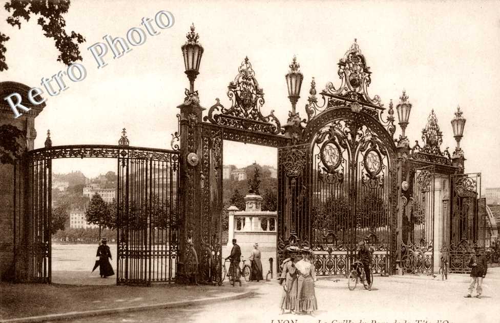 LA GRILLE DU PARC DE LA Tete d'Or