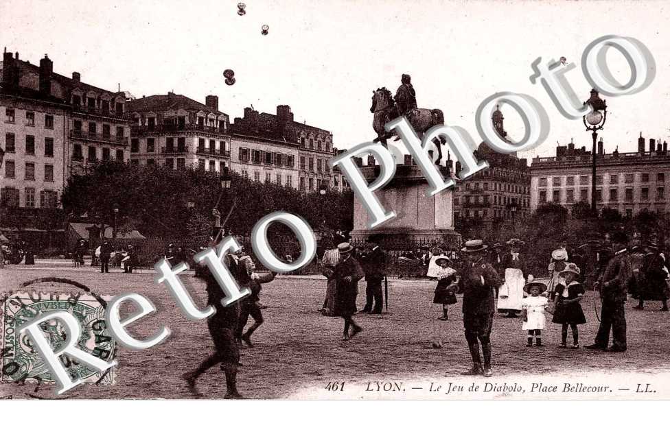 PLACE BELLECOUR LE JEU DE DIABOLO