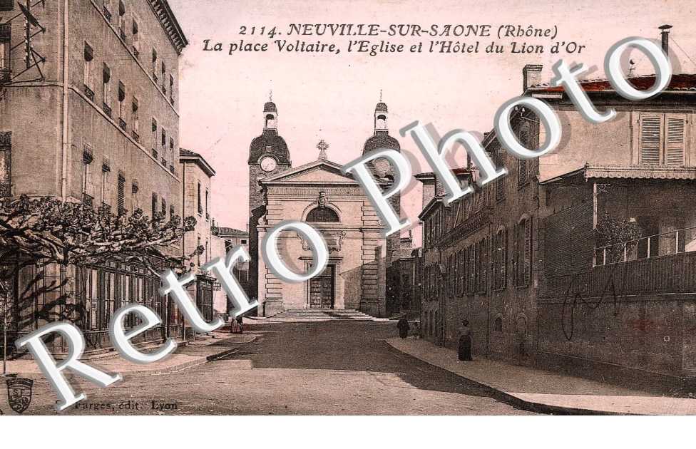 La place Voltaire - L'eglise et l'hotel du Lion d'or