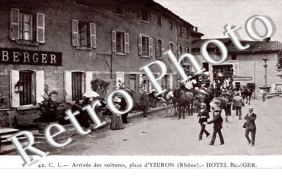 Arrivee des voitures - La place et hotel Berger