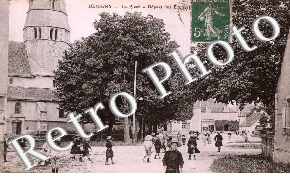La place - depart des ecoliers