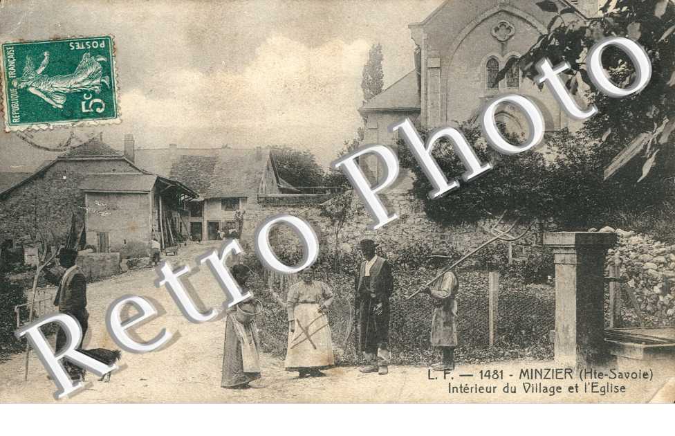 Interieur du Village et l&#039;Eglise