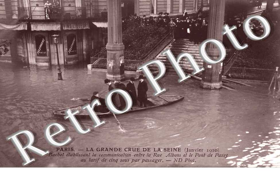 Crue de la Seine 1910 - Bachot Etablissant la communication 