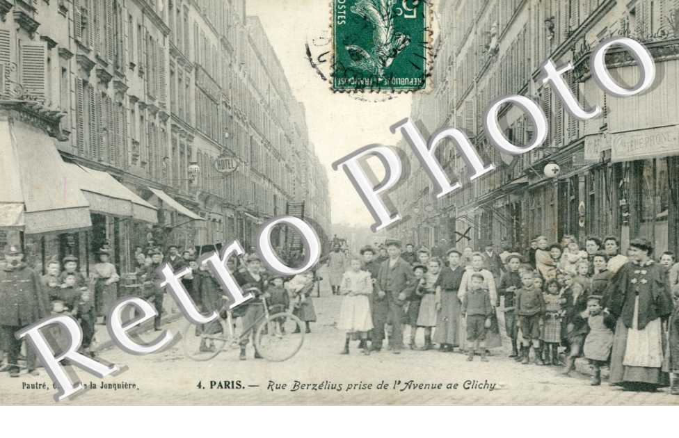 Rue Berzelius prise de l&#039;avenue de Clichy