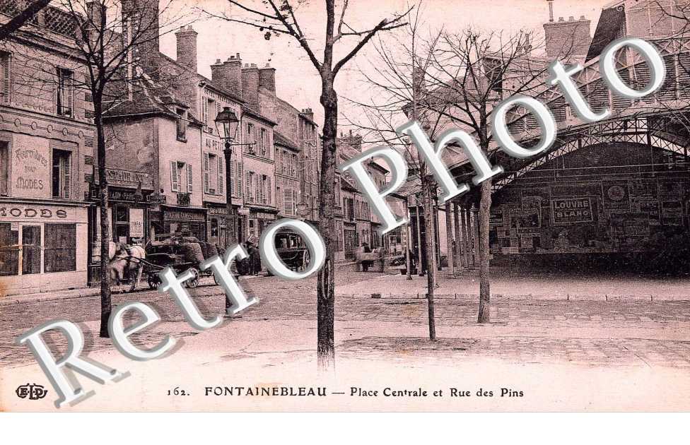 Place centrale et rue des Pins