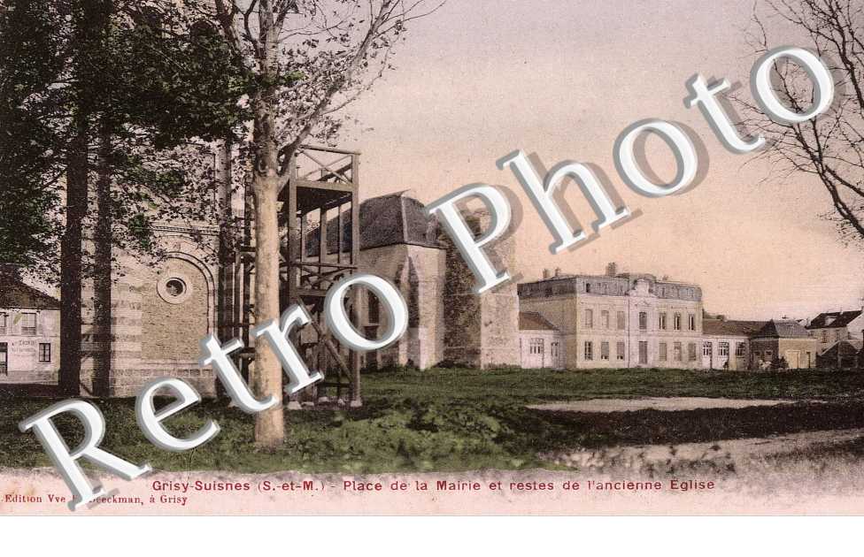 Place de la mairie et restes de l&#039;ancienne eglises (couleur)