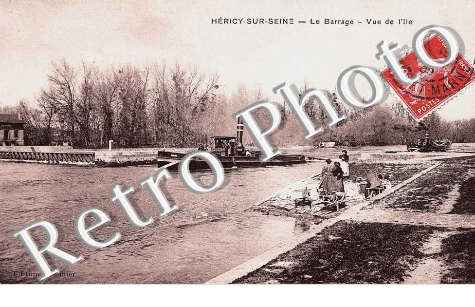 Sur Seine - Le barrage vue de l&#039;ile - Bateau