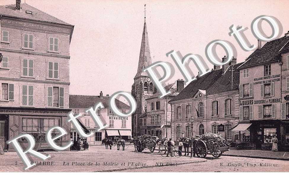 La place de la mairie et l&#039;eglise