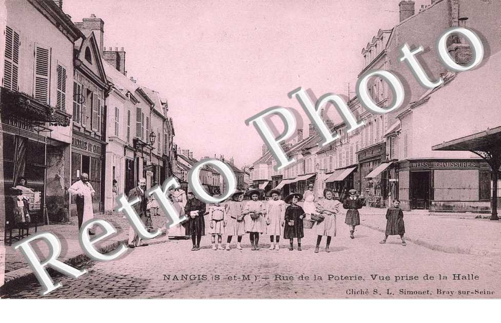 RUE DE LA POTERIE - VUE PRISE DE LA HALLE