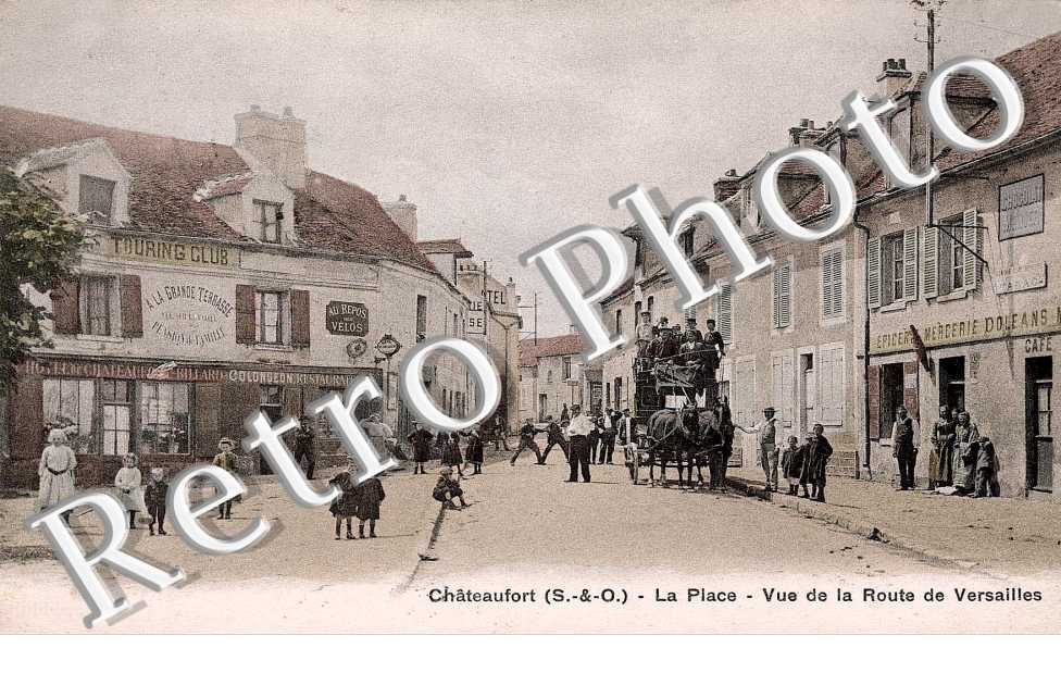 LA PLACE VUE DE LA ROUTE DE VERSAILLES