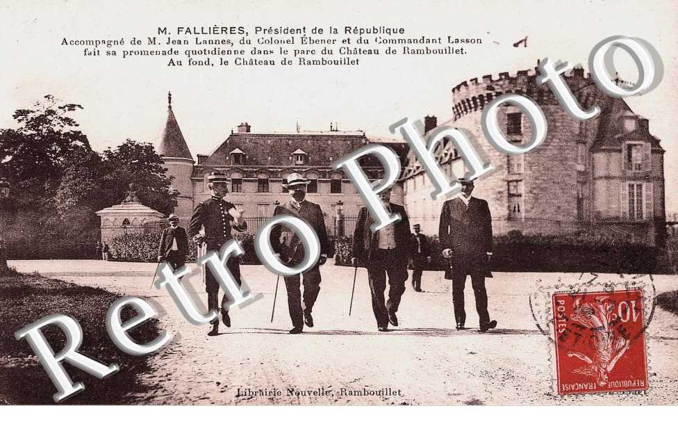 M. Fallières président de la République dans le parc du château