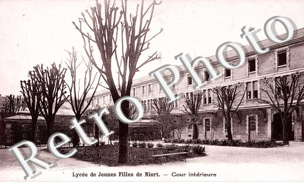 le Lycee de Jeunes Filles COUR INTERIEURE