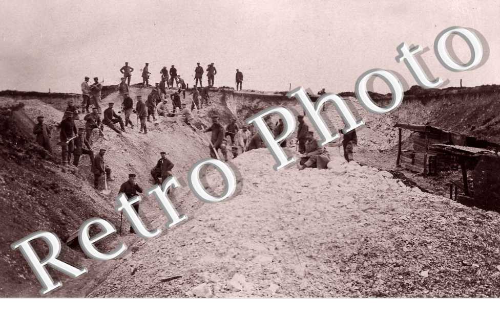 ( des soldats au travail)
