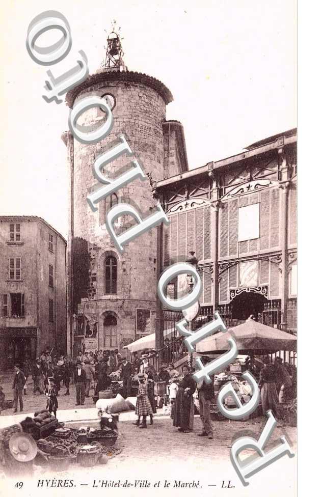 l&#039;Hotel de Ville et le Marche