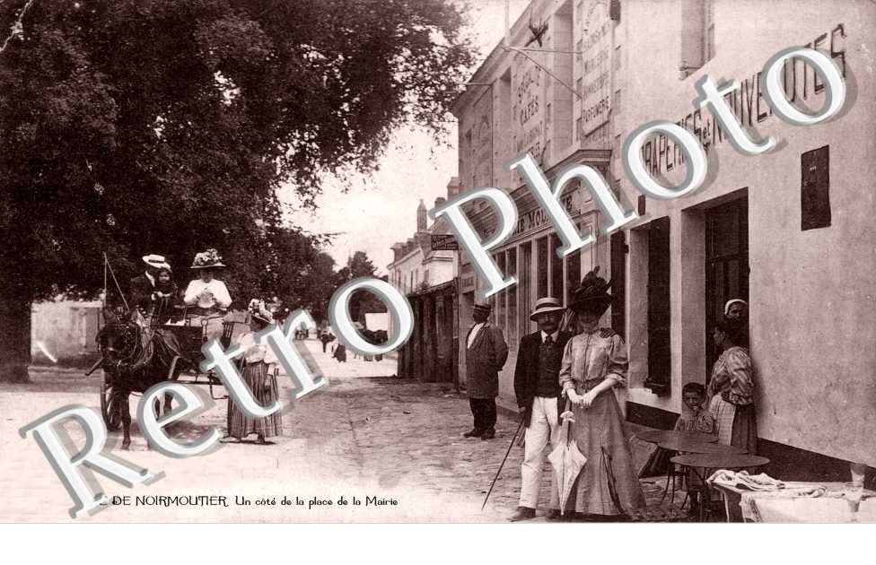 Un cote de la Place de la Mairie