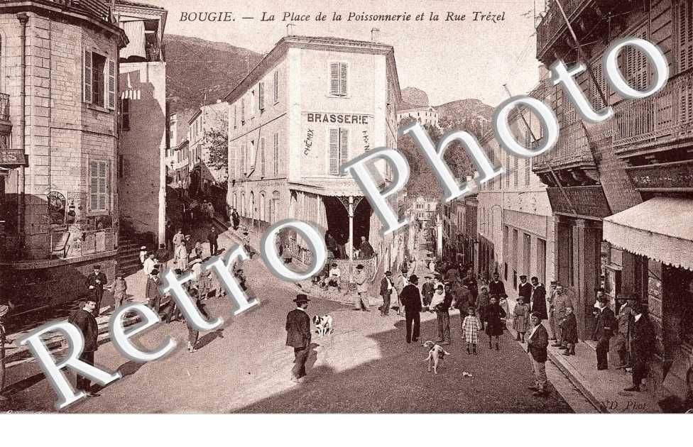 Carte souvenir couleur. La Place de la Possonnerie et la rue Trezel