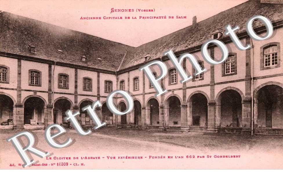 le cloitre de l&#039;abbaye - fondee en l&#039;an 662 par st Gondelbert