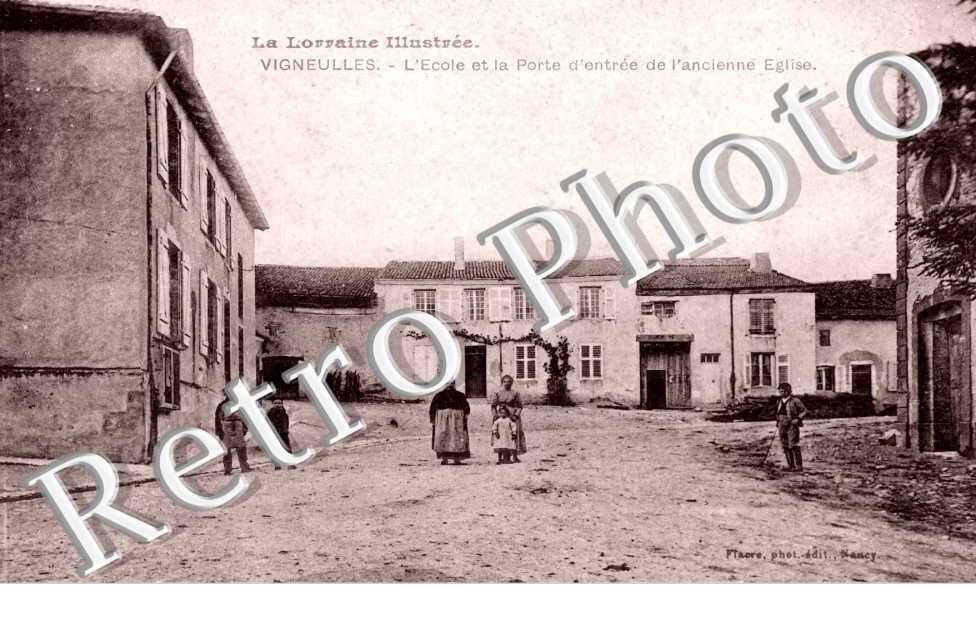 Ecole et la porte de l'ancienne eglise