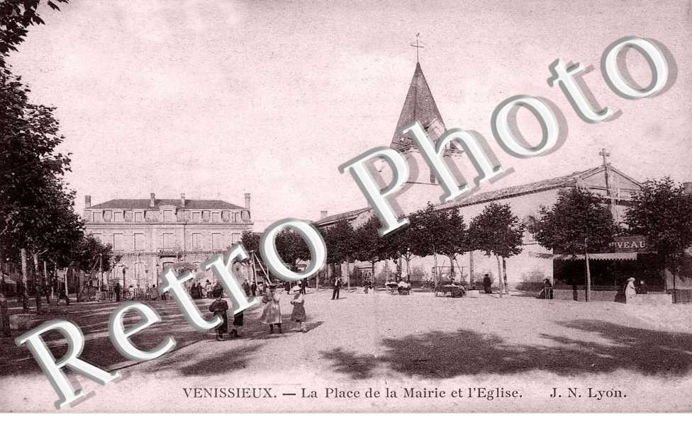 La place de la mairie et l&#039;eglise