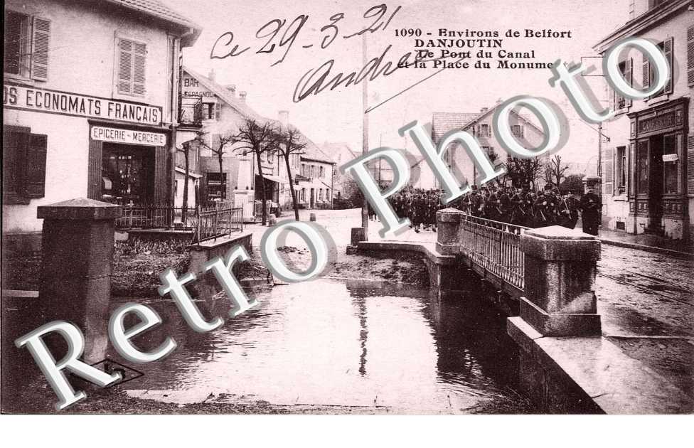 Le pont du canal et la place du monument