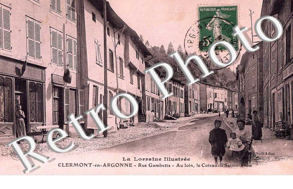 Rue Gambetta - au loin, le coteau de Sainte Anne