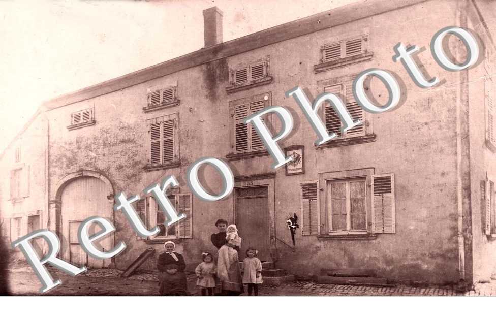(UNE MAISON AVEC PERSONNAGES)