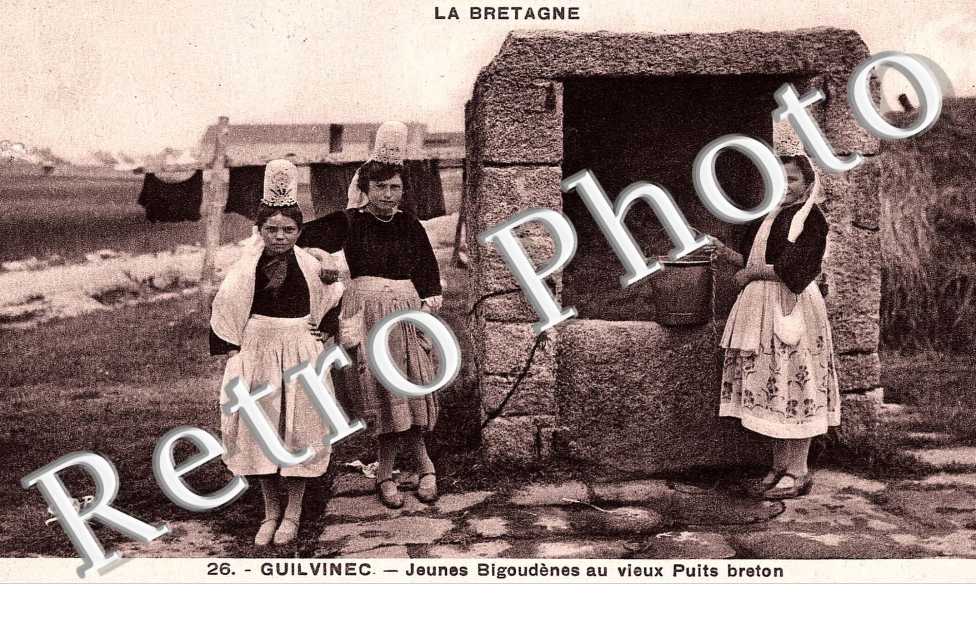 Jeunes Bigoudenes du vieux puits breton
