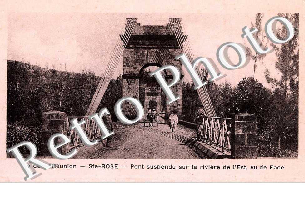 PONT SUSPENDU SUR LA RIVIERE DE L&#039;EST, VU DE FACE