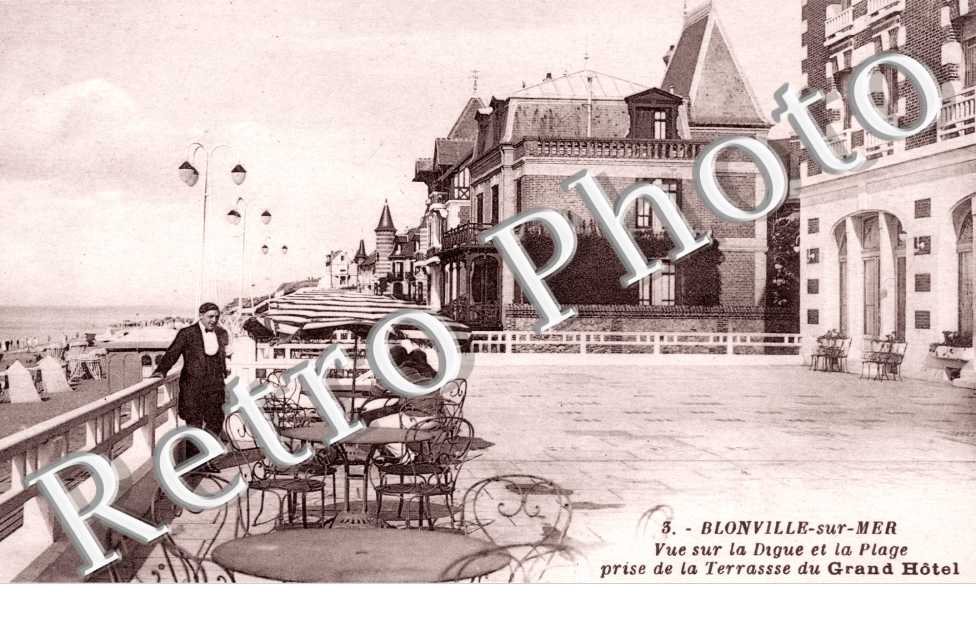 vue sur la digue et la plage prise de la terrasse du grand hotel