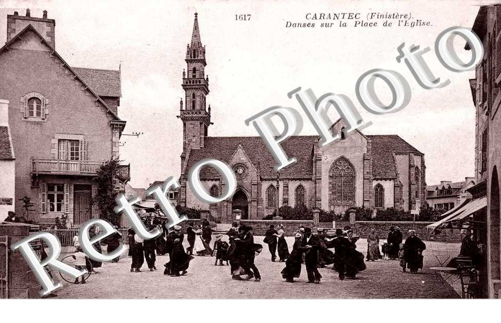 DANSES SUR LA PLACE de l&#039;eglise