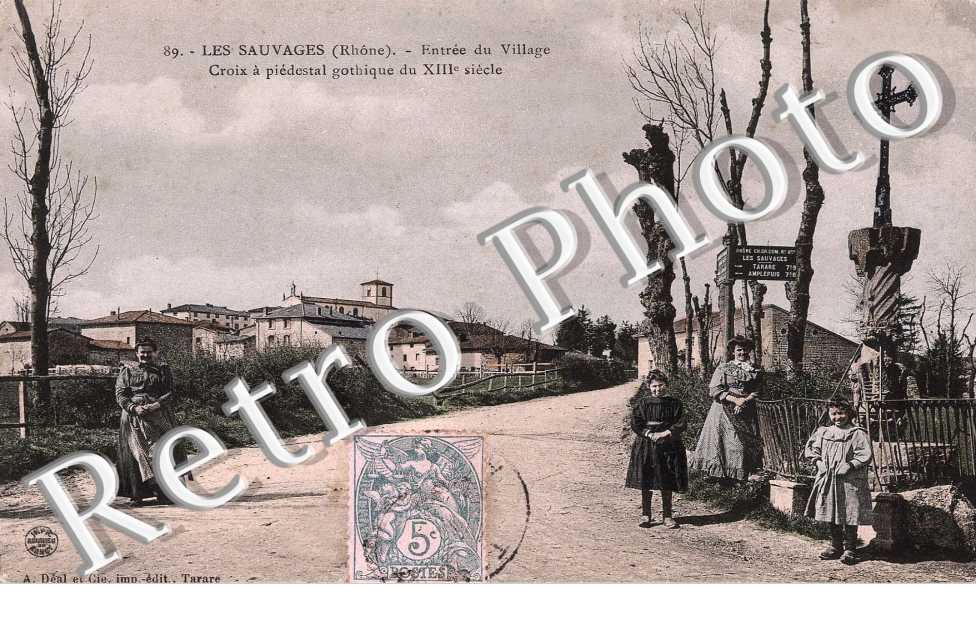 Entree du village - croix a piedestal gothique