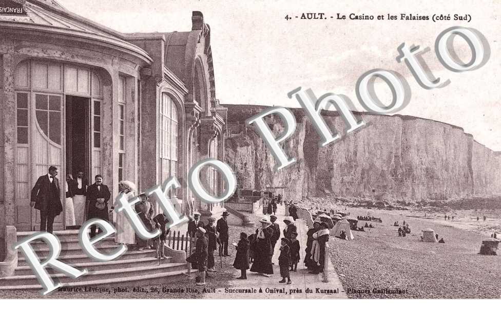   LE CASINO ET LES FALAISES