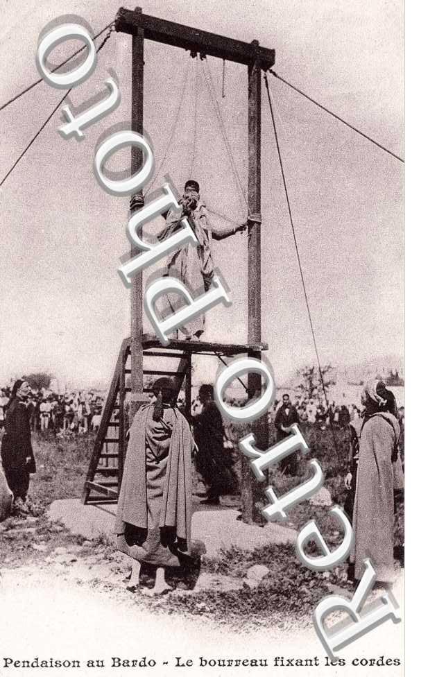 Pendaison au Bardo - Le bourreau fixant les cordes