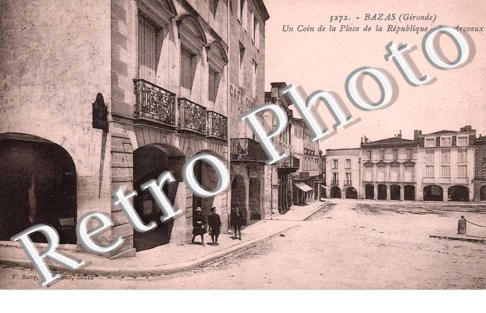 un coin de la place de la republique, les arceaux
