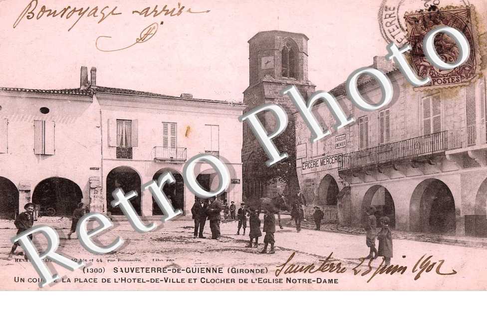 Un coin de la place de l&#039;hotel de ville et clocher de l&#039;eglise Notre-Dame