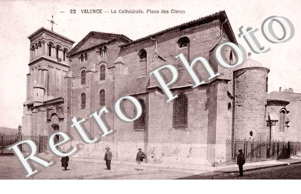 La Cathedrale, Place des Clercs