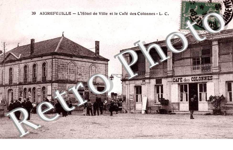 l&#039;hotel de ville et le cafe des Colonnes