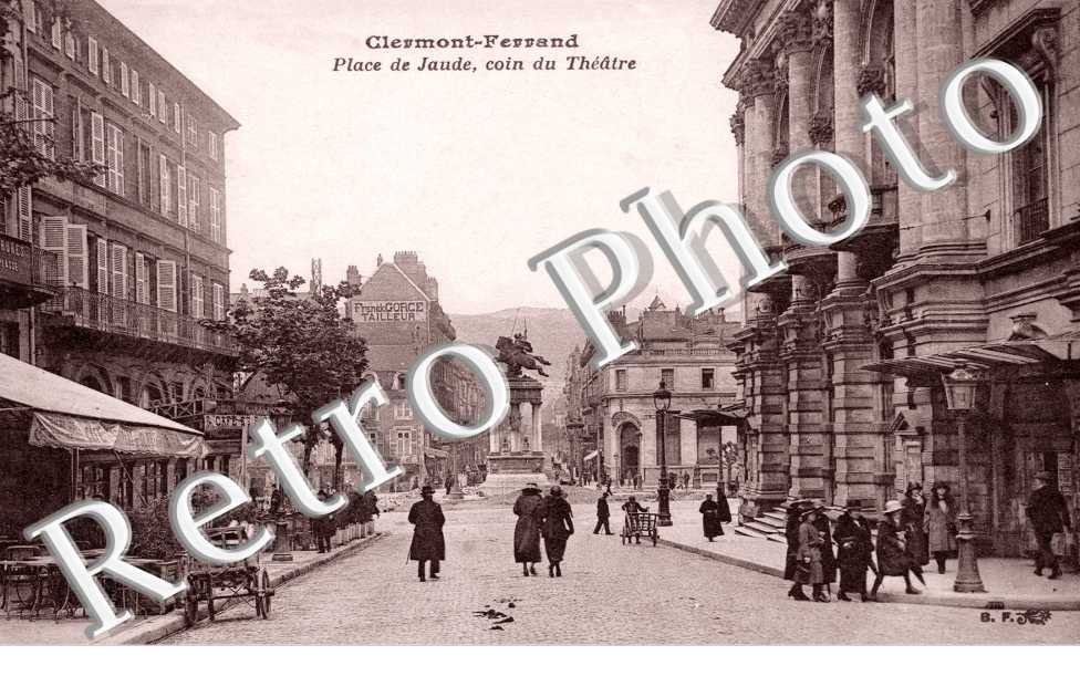 place de Jaude coin du theatre (Boulevard Desaix et Statue de Vercingétorix)