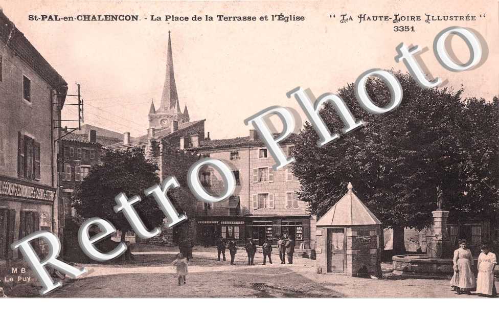 LA PLACE DE LA TERRASSE ET L&#039;EGLISE