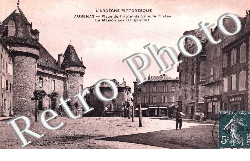 place de l'hotel de ville, le chateau Lamaison aux Gargouilles