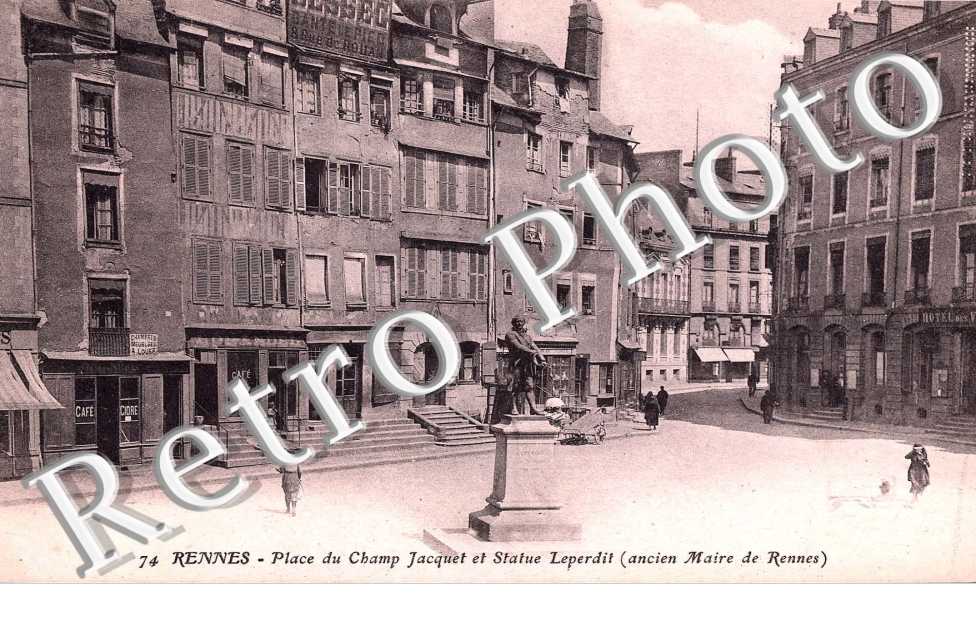 PLACE DU CHAMP JACQUET ET STATUE LEPERDIT