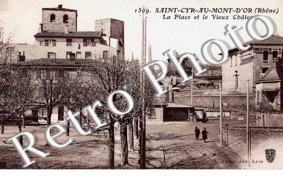 La place et le vieux chateau