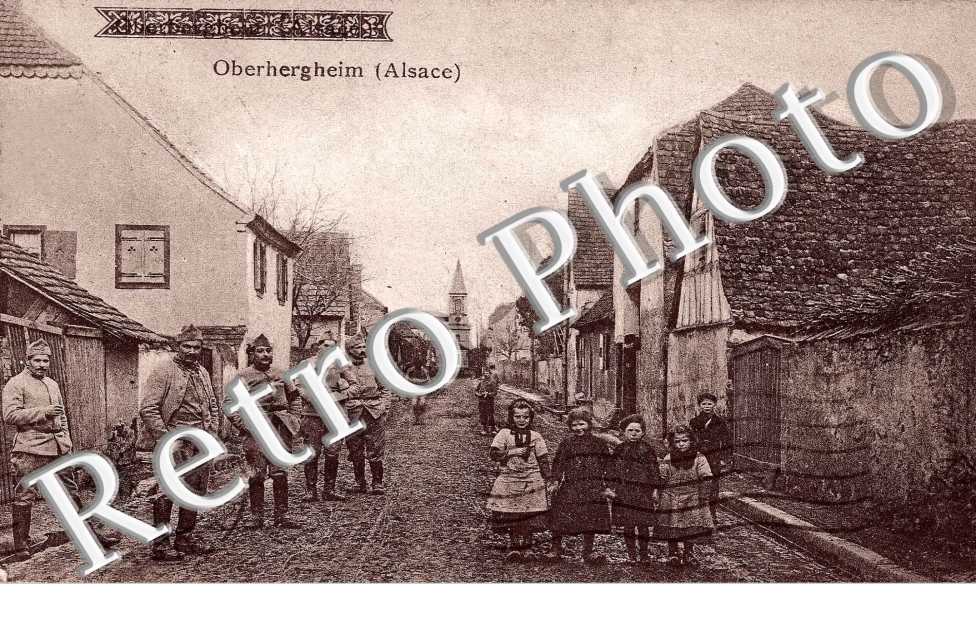 une rue animee avec militaires francais
