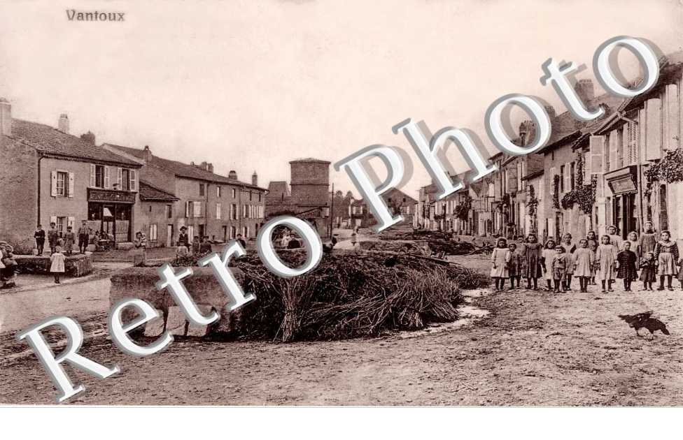 VANTOUX (ENFANTS A DROITE FAGOTS DE BOIS AU MILIEU)